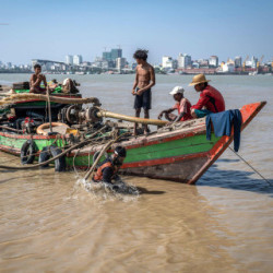 Ratowanie zatopionych statków w rzece Rangun
